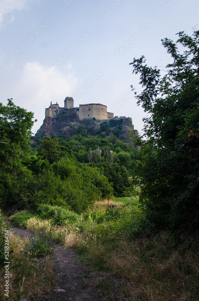 Il castello di Bardi, borgo lungo la Via degli abati, cammino che parte da Pavia e arriva a Pontremoli, visto dal basso