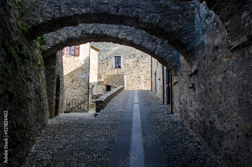 Uno scorcio dell'interno del castello di Bardi, borgo lungo la Via degli abati, cammino che parte da Pavia e arriva a Pontremoli