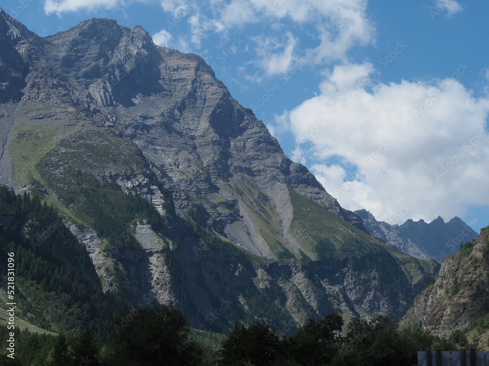 strates géologiques dans le massif des écrins, hautes alpes, proche briançon