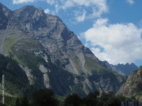 strates g  ologiques dans le massif des   crins  hautes alpes  proche brian  on