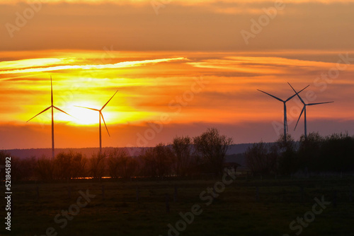 Windenergie im Sonnenuntergang © Christian