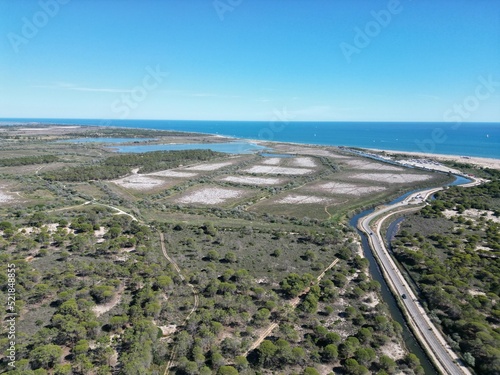Vue aérienne de la campagne camarguaise avec ses marécages