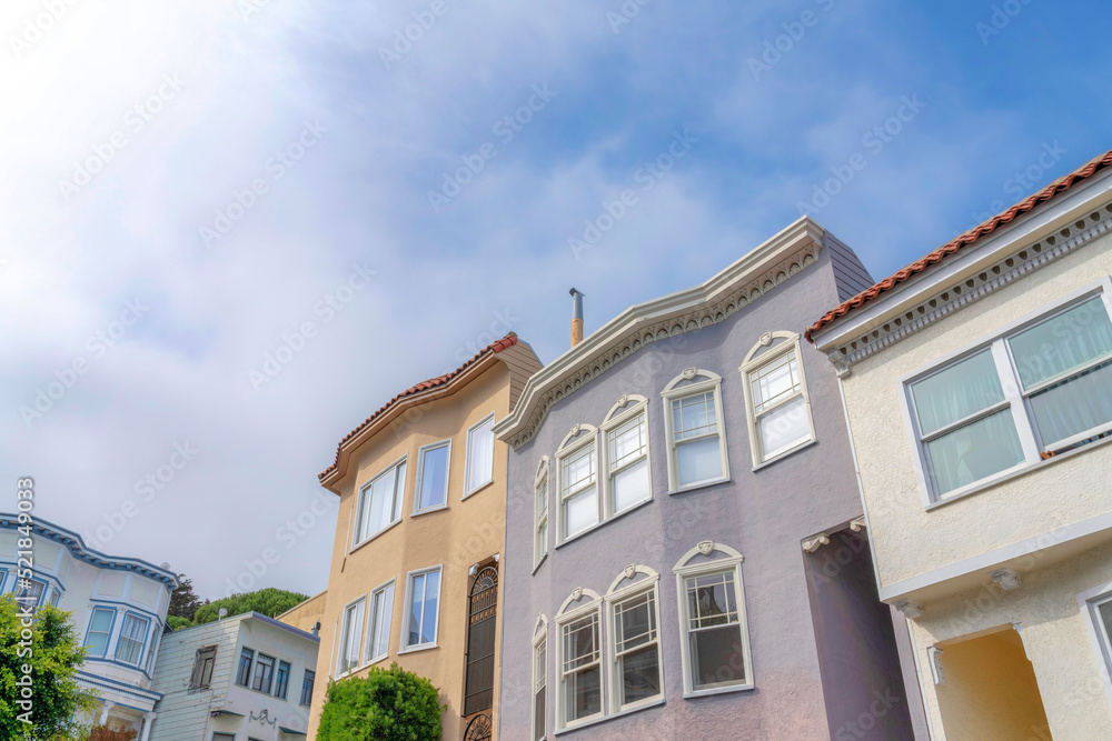 Fototapeta premium Low angle view of suburbs residences in San Francisco, California