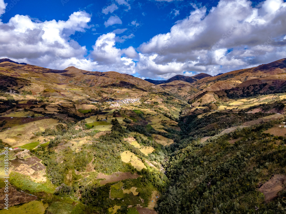 cosecha de papa en las montañas de huanuco a 3500 msnm peru 2022
