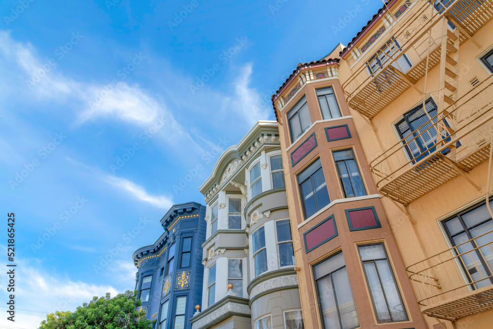 Fototapeta premium Colorful townhouses with victorian style exterior in San Francisco, California