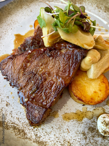 Paleron de boeuf, artichaut et pommes de terre fondantes photo