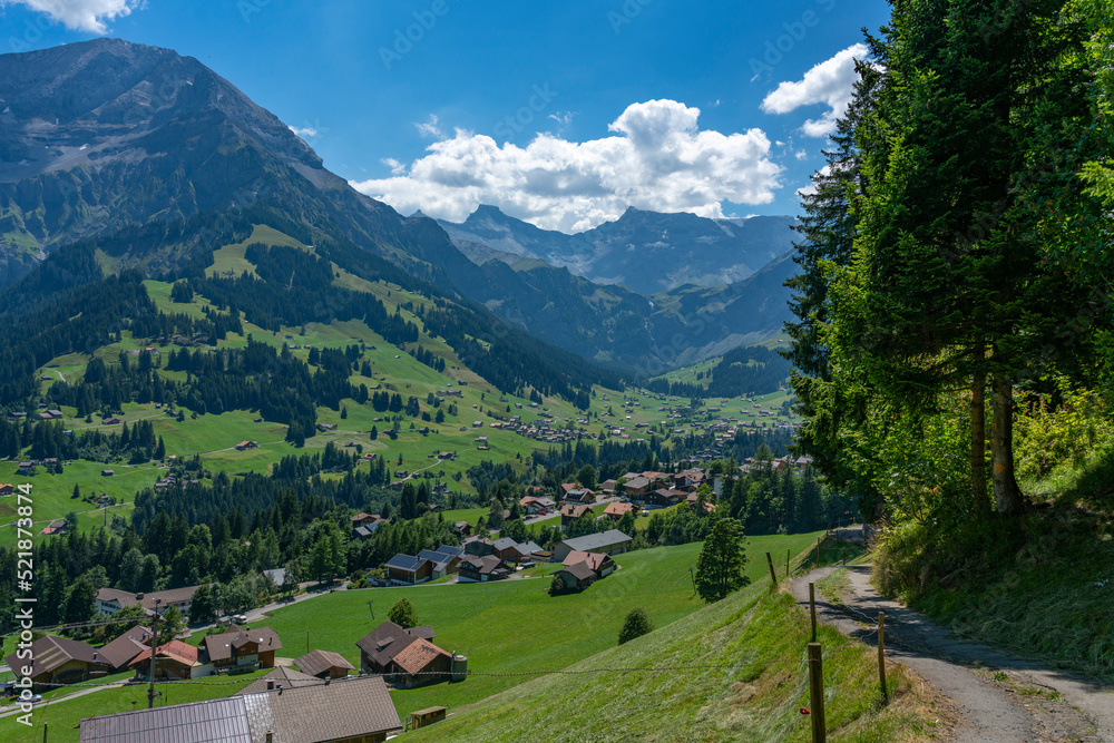 Adelboden im Panorama, Bergdorf mit vielen schönen und alten Holzhäusern, Bergwiesen, Wäldern und den hohen Bergen Grosser Lohner und Wildstrubel im Hintergrund. Streusiedlung im Engstligental. Adelboden im Panorama, Bergdorf mit vielen schönen und alten Holzhäusern, Bergwiesen, Wäldern und den hohen Bergen Grosser Lohner und Wildstrubel im Hintergrund. Streusiedlung im Engstligental.