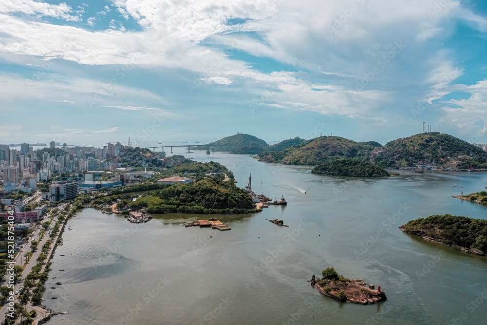 Fototapeta premium Imagem aérea de todo o canal de Vitória, com vista para a cidade de Vitória e Vila Velha, Morro do Moreno, Convento da penha e .Terceira ponte . 