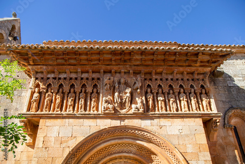 Detalle del friso escultórico de la portada de la fachada sur de la iglesia de san Juan Bautista. Moarves de Ojeda, Palencia, Castilla y León, España.