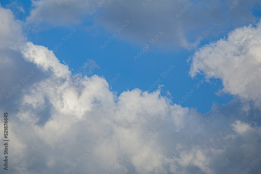 Fototapeta premium blue sky with white fluffy cumulus clouds