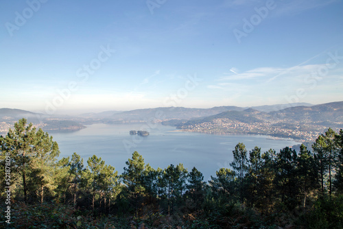 Vista panorámica del fondo de la ría de Vigo con la isla de San Simón. Rías Baixas, Galicia, España.