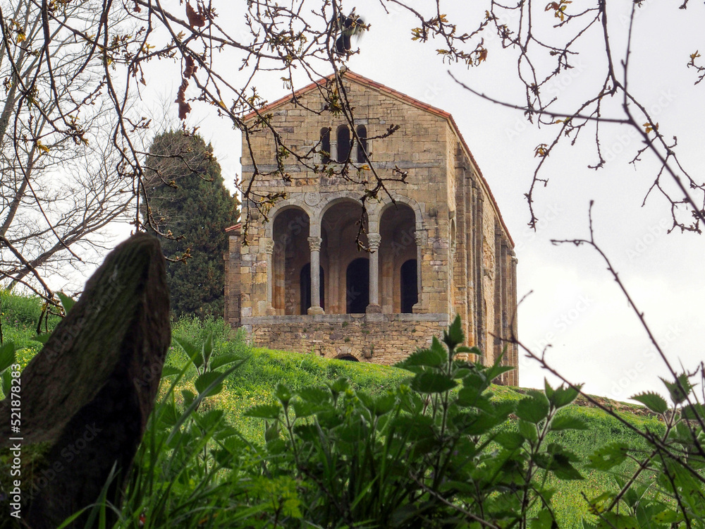 Obraz premium Santa Maria del Naranco (siglo IX). Monte Naranco, Oviedo, Asturias.