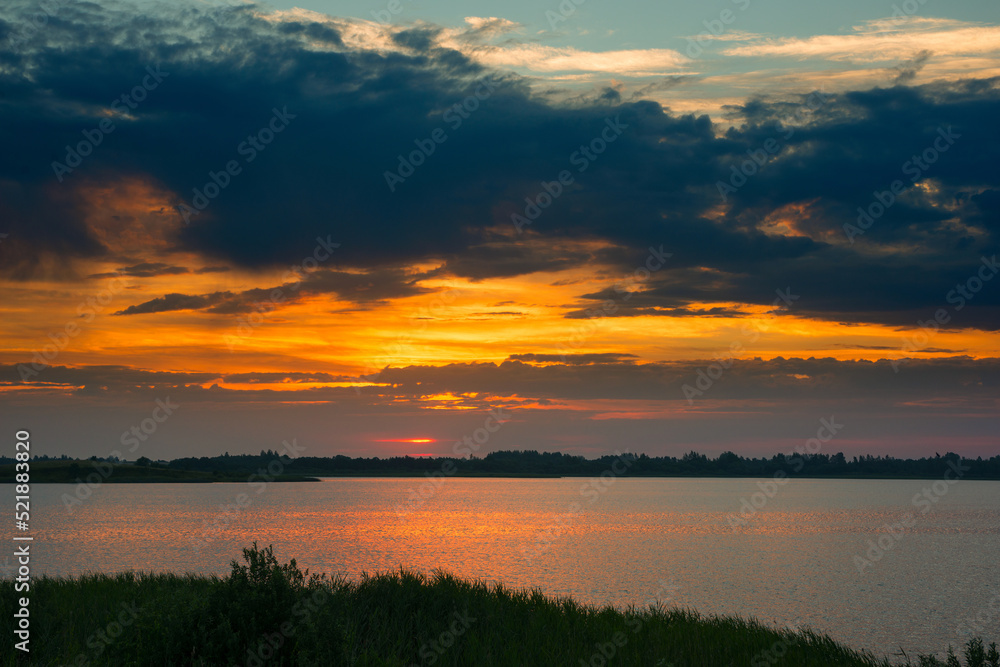Obraz premium Serene landscape with a lake lake in the evening