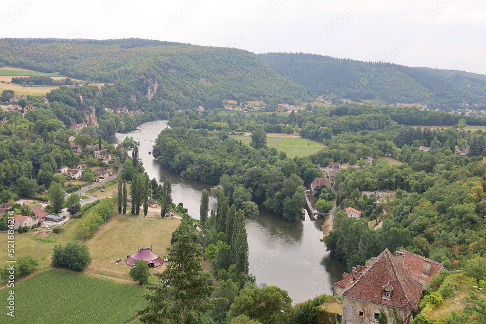 La rivière le Lot, village de Saint Cirq Lapopie, département du Lot, France