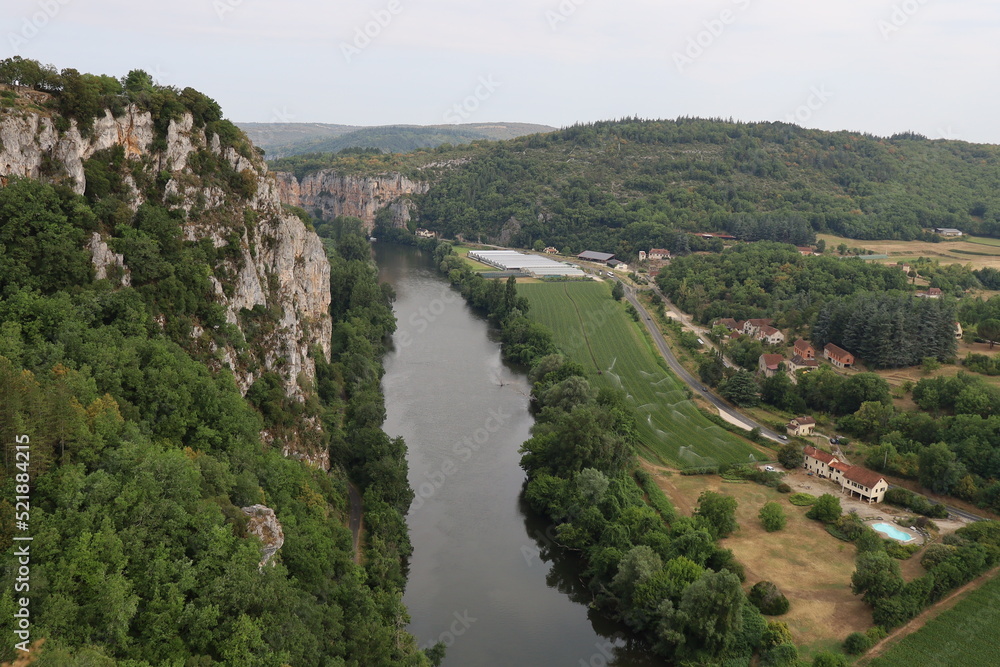 La rivière le Lot, village de Saint Cirq Lapopie, département du Lot, France