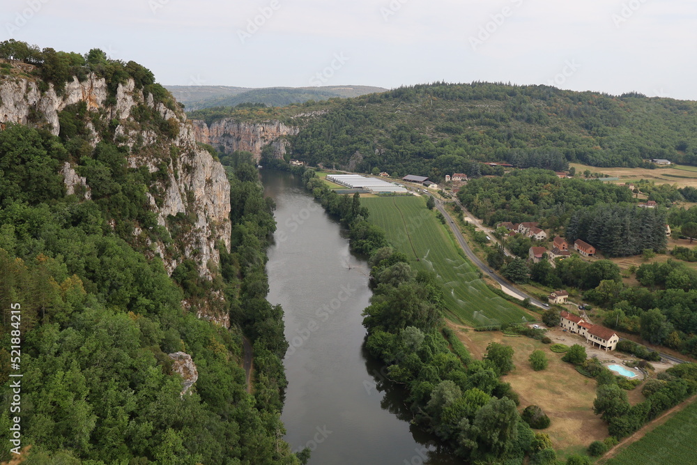 La rivière le Lot, village de Saint Cirq Lapopie, département du Lot, France La rivière le Lot, village de Saint Cirq Lapopie, département du Lot, France