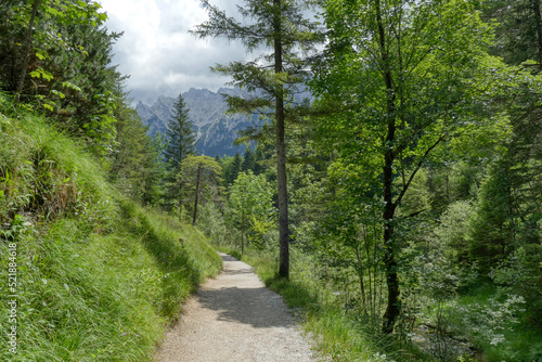Wanderweg zum Lautersee und Blick auf die Karwendel Gebirgsgruppe bei Mittenwald