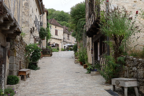 Vieille rue typique, village de Saint Cirq Lapopie, département du Lot, France