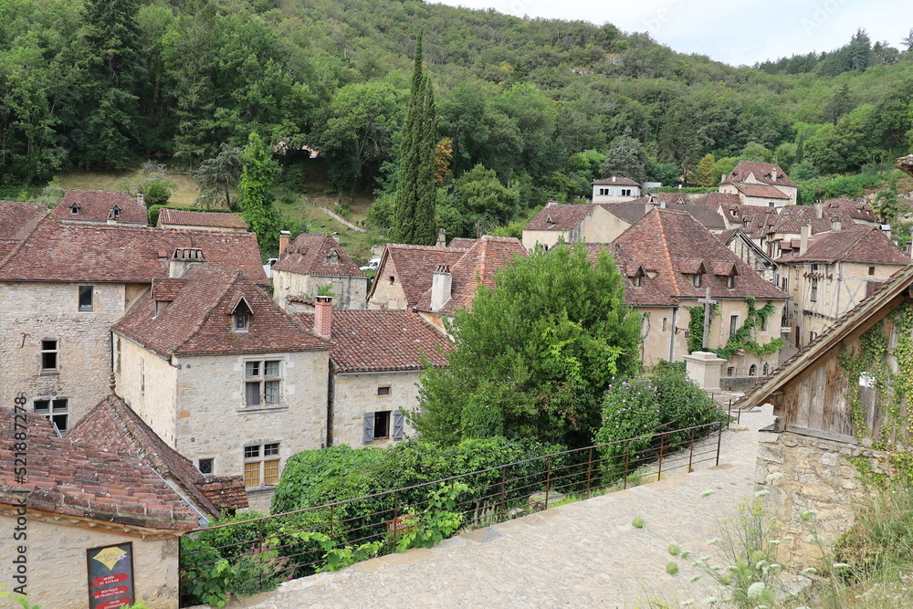 Vue d'ensemble du village, village de Saint Cirq Lapopie, département du Lot, France Vue d'ensemble du village, village de Saint Cirq Lapopie, département du Lot, France