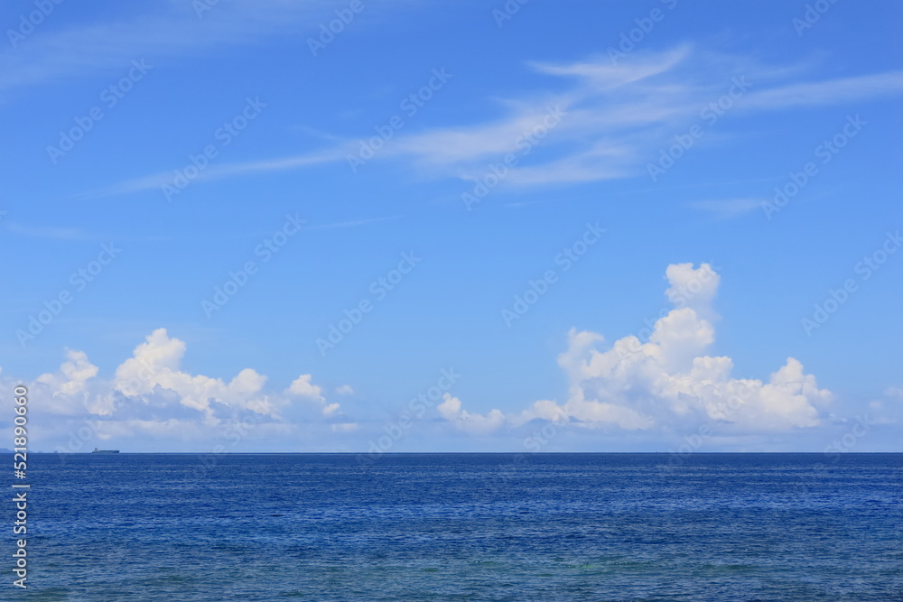 夏の海と空