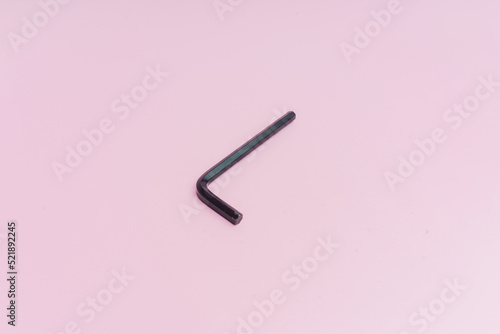 Quadro em tela Llave Allen sobre fondo rosa.