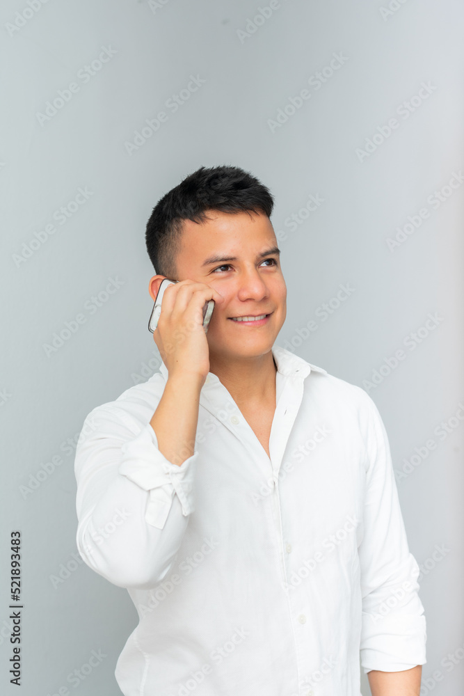 Chico latino empresario sonriente llama a socio por el smartphone para cerrar un negocio
Chico latino empresario sonriente llama a socio por el smartphone para cerrar un negocio