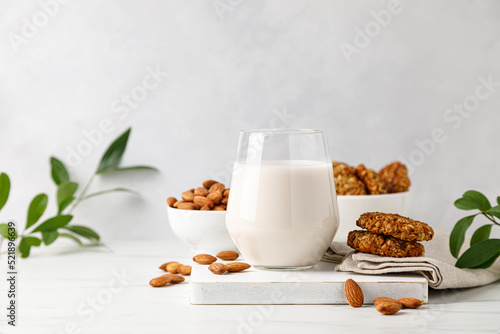 Schilderij op canvas Almond milk in a glass and almond nuts