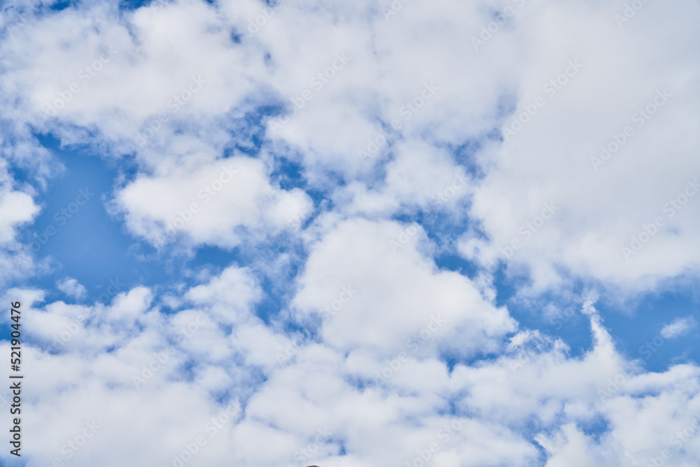 Obraz premium Beatiful blue sky with clouds on a sunny day