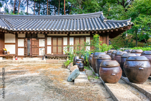 Cuadro en lienzo 한옥과 장독대, 강릉 선교장에 위치-Hanok and Jangdokdae, located in Gangneung Seongyojang