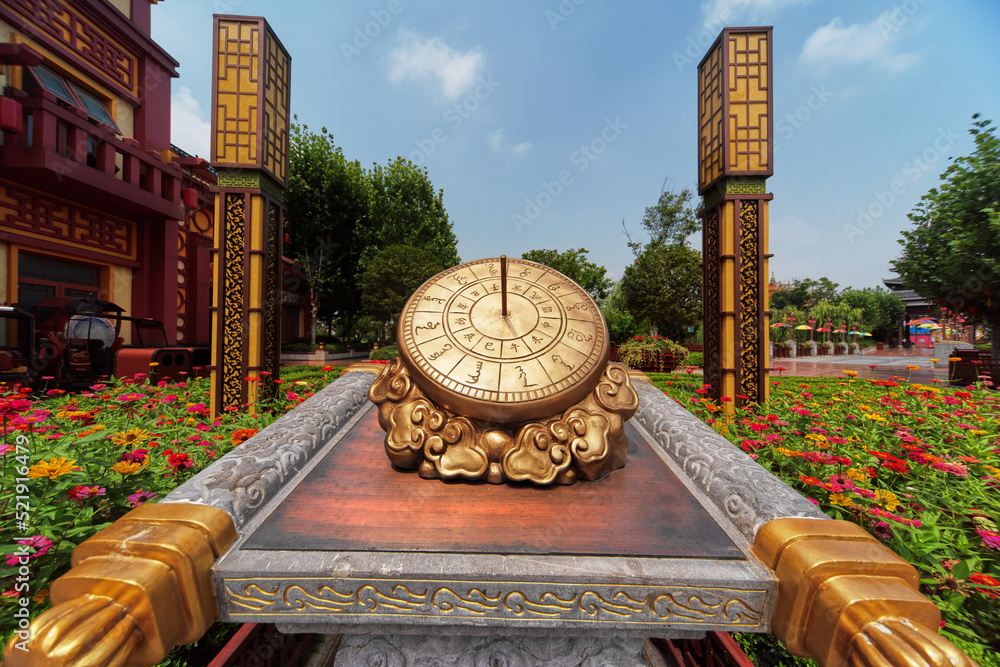 Foto de The ancient Chinese golden clock watch sun gauge exudes a noble