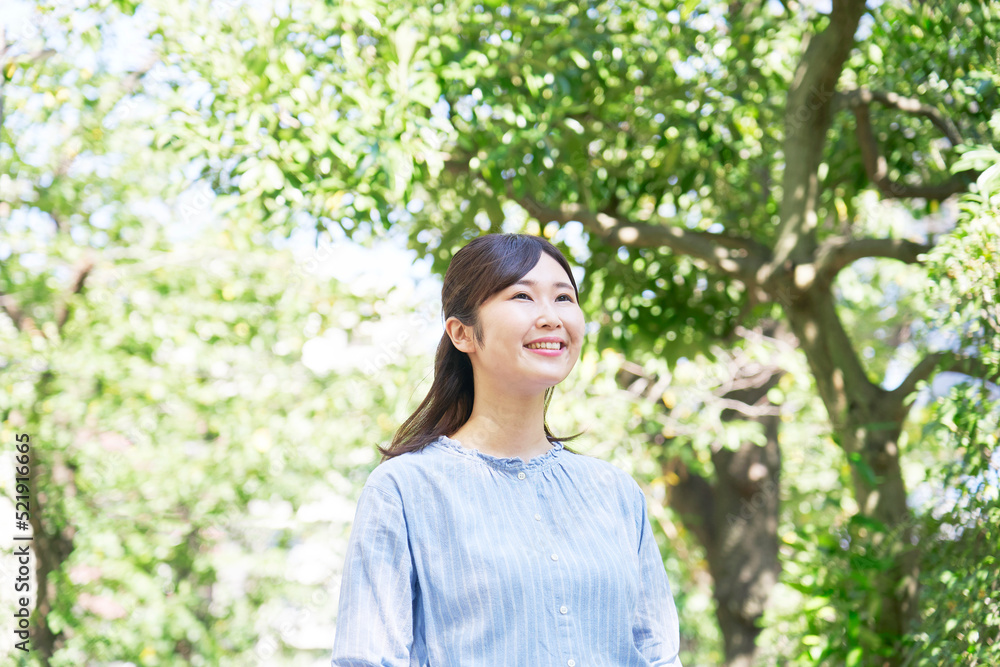屋外で笑顔で散歩する女性 屋外で笑顔で散歩する女性