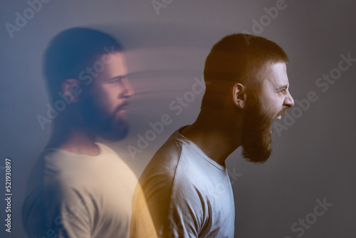 Foto Side view portrait of two-faced man in calm serious and angry screaming expression
