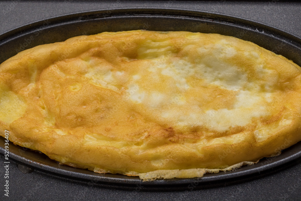 オムレツクッカーおよび美味しそうに焼けたオムレツ
オムレツクッカーおよび美味しそうに焼けたオムレツ
