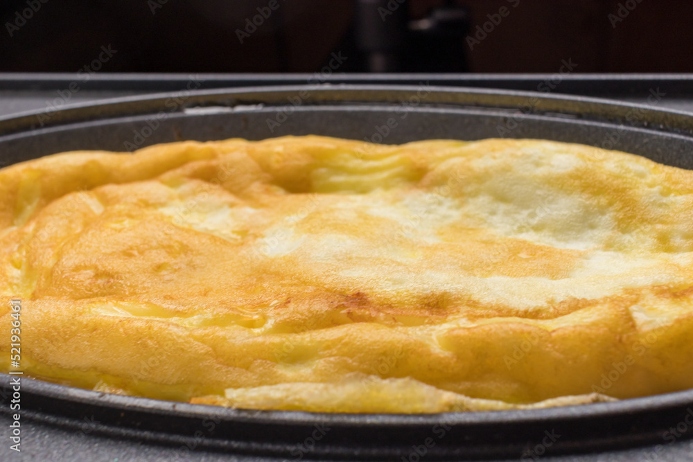 オムレツクッカーおよび美味しそうに焼けたオムレツ
オムレツクッカーおよび美味しそうに焼けたオムレツ