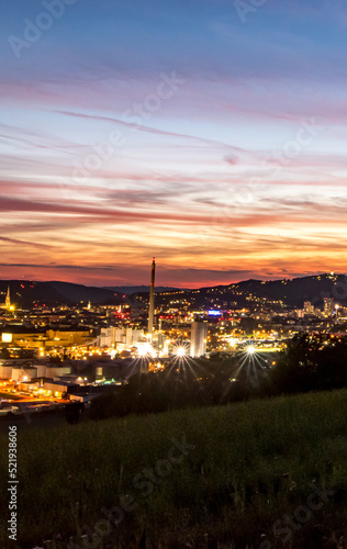 Sonnenuntergang über der Stadt Linz in Österreich