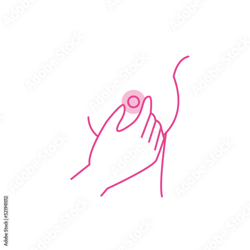 乳頭をつまんで分泌物が出ていないかをチェックしている