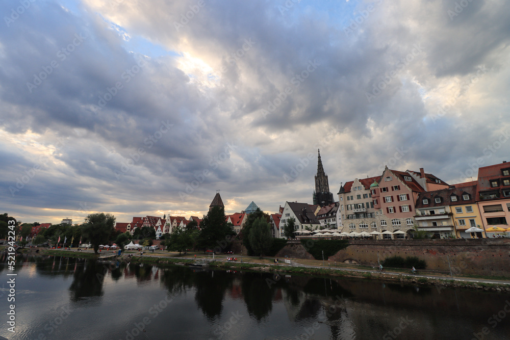 Sommerabend am Ulmer Donauufer; Altstadtpanorama von der Donauinsel