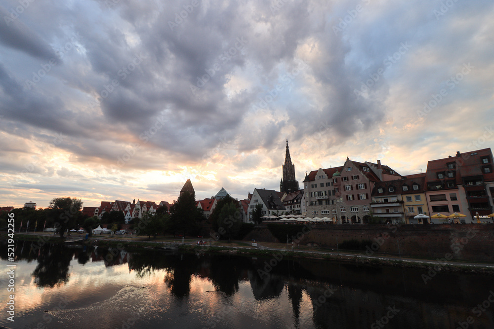 Ulmer Altstadtsilhouette an einem schönen Sommerabend; Blick von der Donauinsel auf die Stadt
