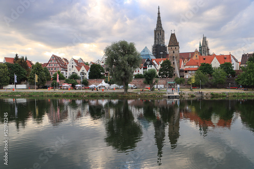 Sommerabend am Ulmer Donauufer; Altstadtpanorama mit Münster, Metzgerturm, Stadtmauer und Donauwiese