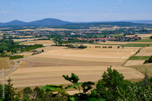 Rhön-Grabfeld-Blick auf die Landschaft bei Bad Königshofen vom Kamm der Haßberge, Landkreis Rhön-Grabfeld, Unterfranken, Franken, Bayern, Deutschland