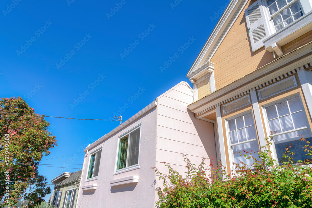 Small suburban houses with traditional designs in San Francisco, California Small suburban houses with traditional designs in San Francisco, California