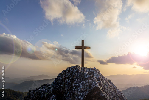 Photo Silhouettes of crucifix symbol on top mountain with bright sunbeam on the colorf