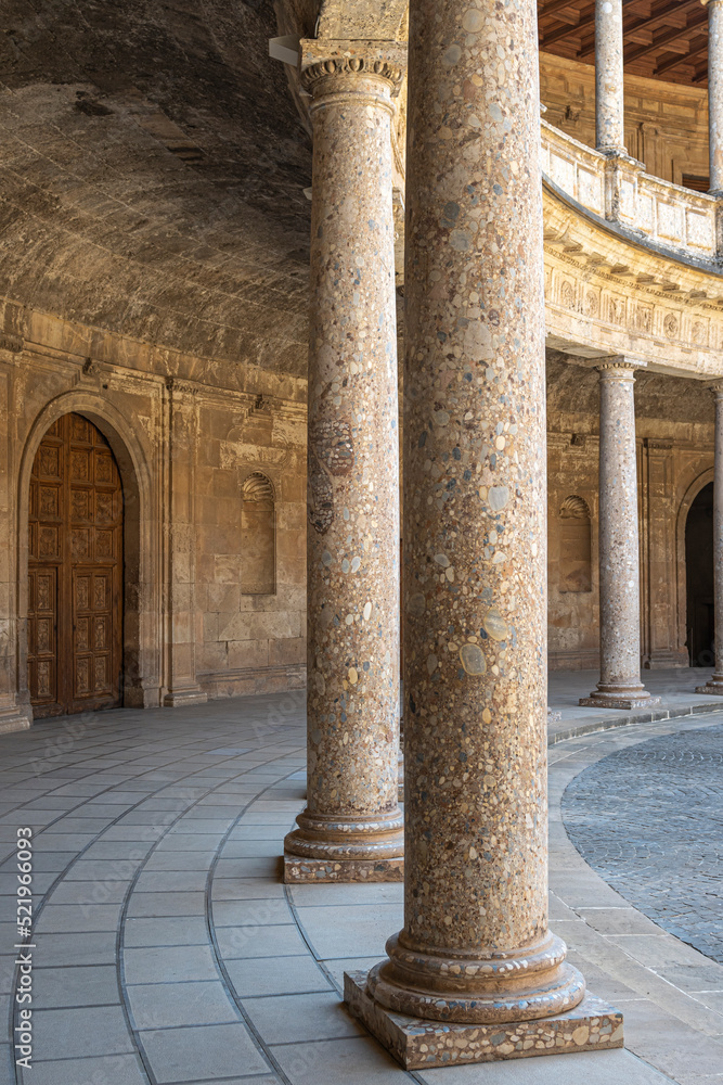 Atrio porticado en el palacio renacentista de Carlos V dentro del conjunto histórico de la Alhambra de Granada, España