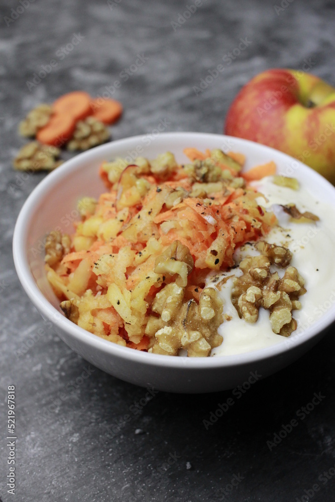 Apfel-Karotten-Salat mit Walnuss - carrot apple salad with walnut Apfel-Karotten-Salat mit Walnuss - carrot apple salad with walnut