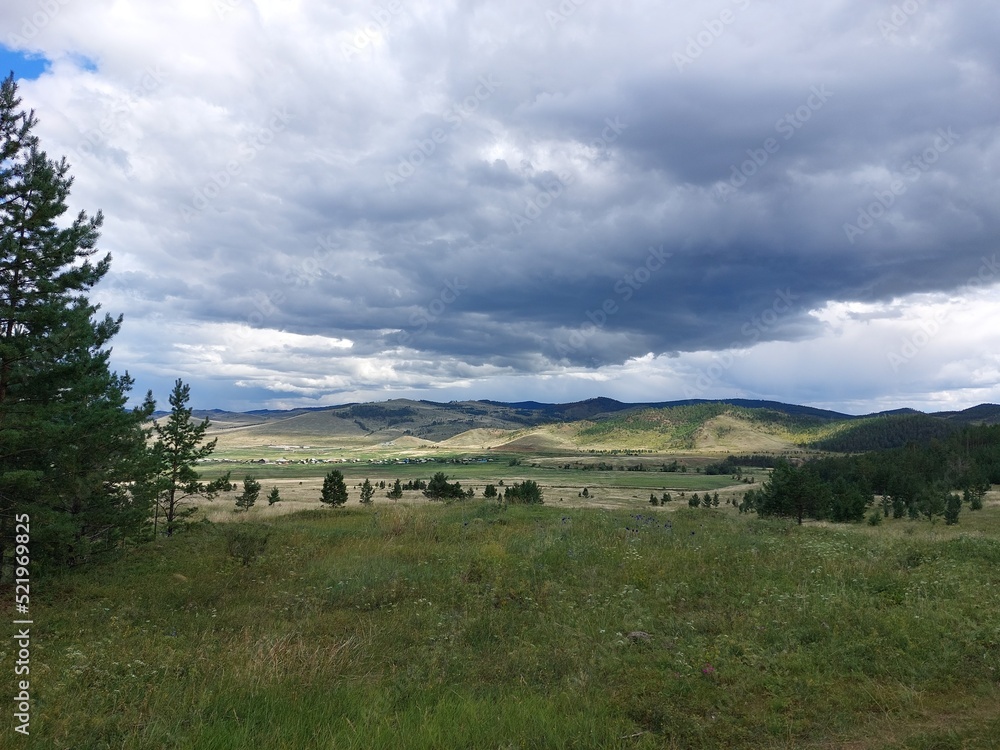 Obraz premium Scenic view of mountains, forests and valleys from mountain peak