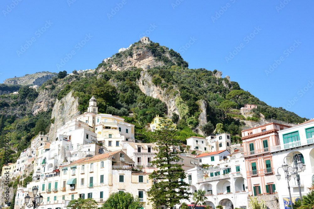 Italie, Amalfi est situé au pied du 
mont Cerreto dans le golfe de Salerne avec des falaises rocheuses plongeant dans la mer Tyrrhénienne.