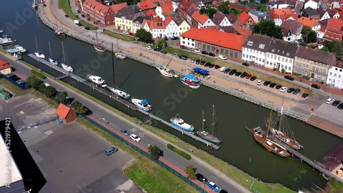 historische Hafen von Glückstadt mit Fachwerkhäusern, Weiter Blick Elbe bis zum Kernkraftwerk Brokdorf, Fähre nach Wischhafen, Windräder am Horizont, Schleswig-Holstein, Deutschland photo