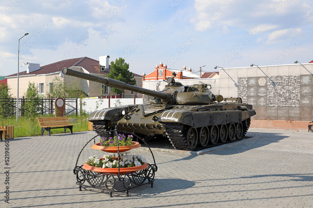 Obraz premium Tank in the Square of Military Glory in the Siberian city of Nadym