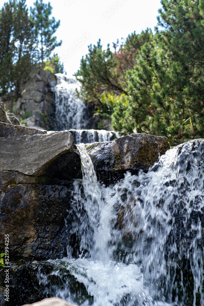 Obraz premium The water falls in Grugapark Essen