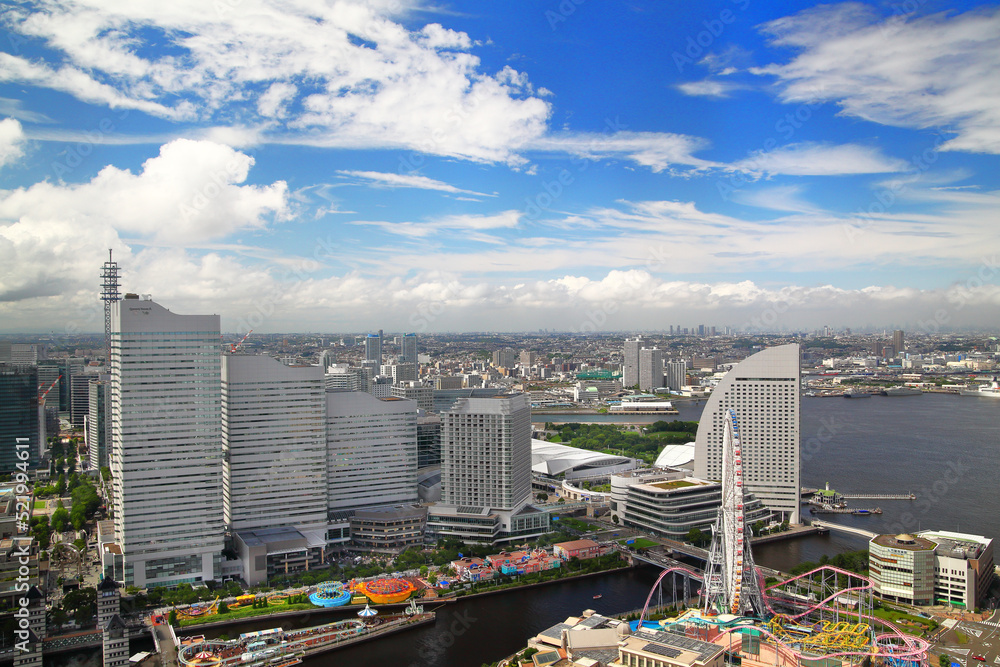 Obraz premium 横浜みなとみらいの風景と青空